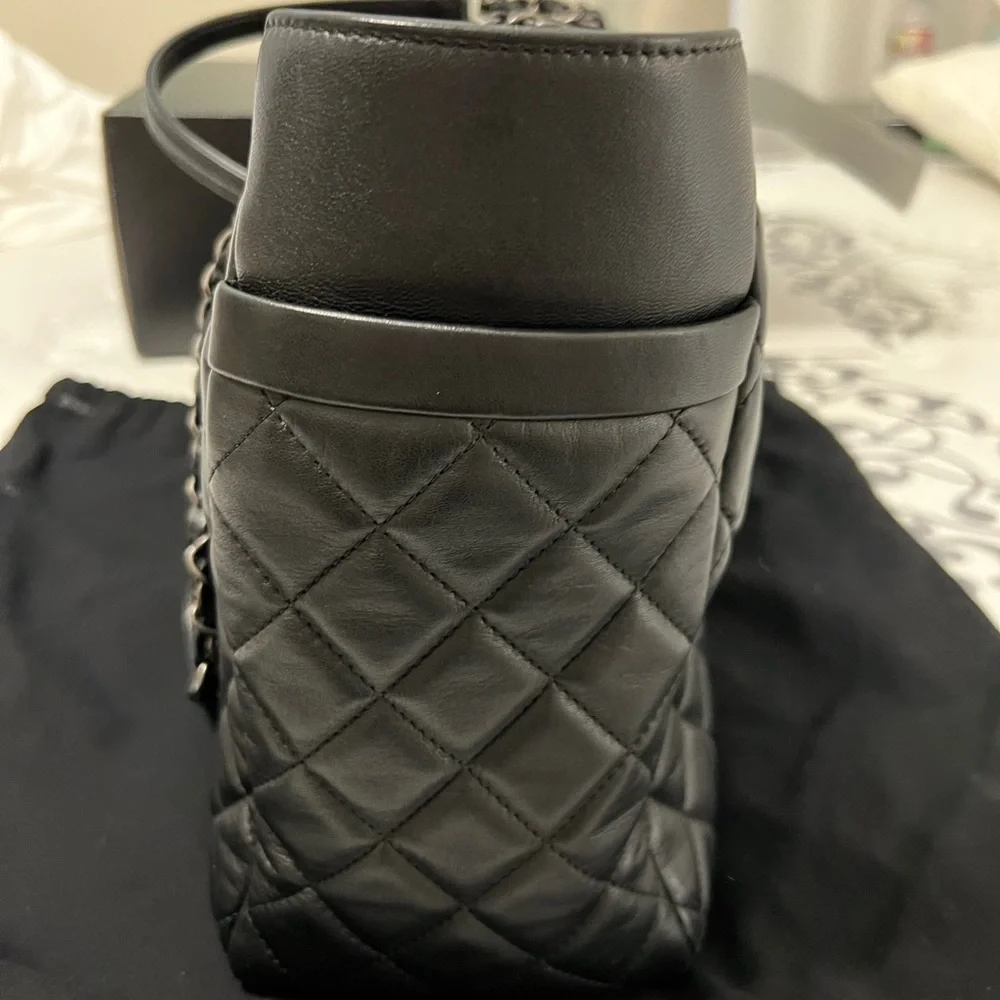 Chanel shoulder handbag with zipper